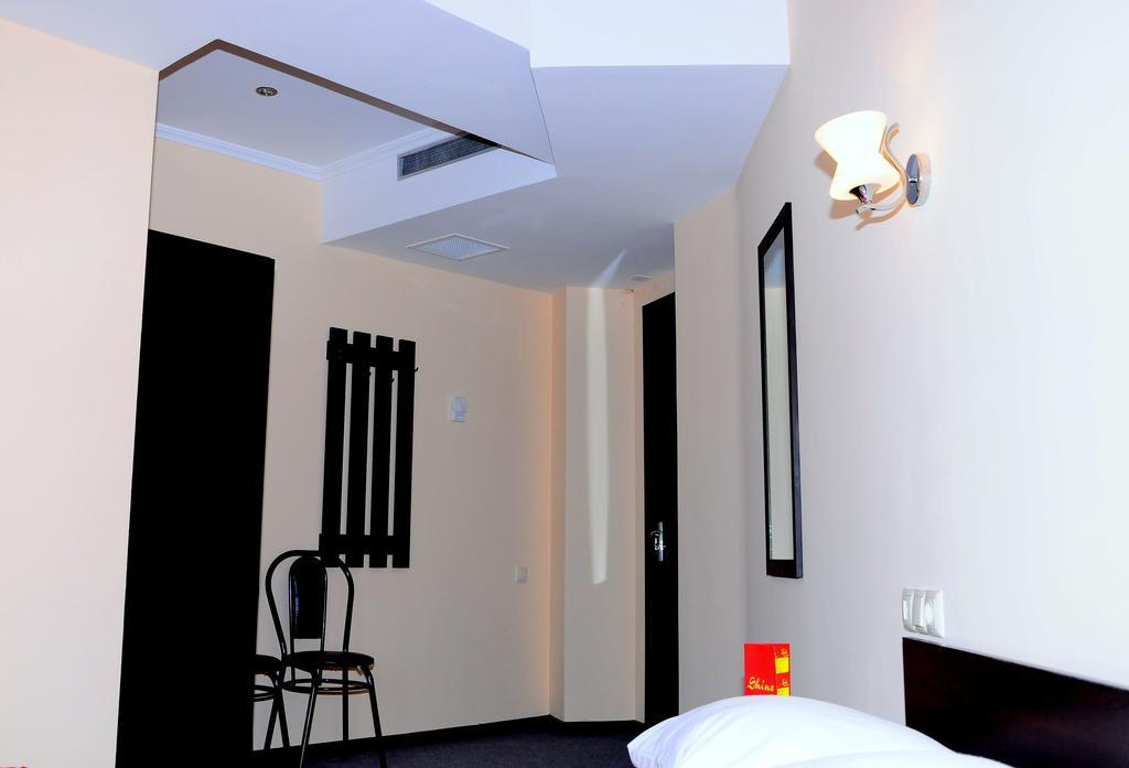 Shine In Kobuleti Hotell Rum bild